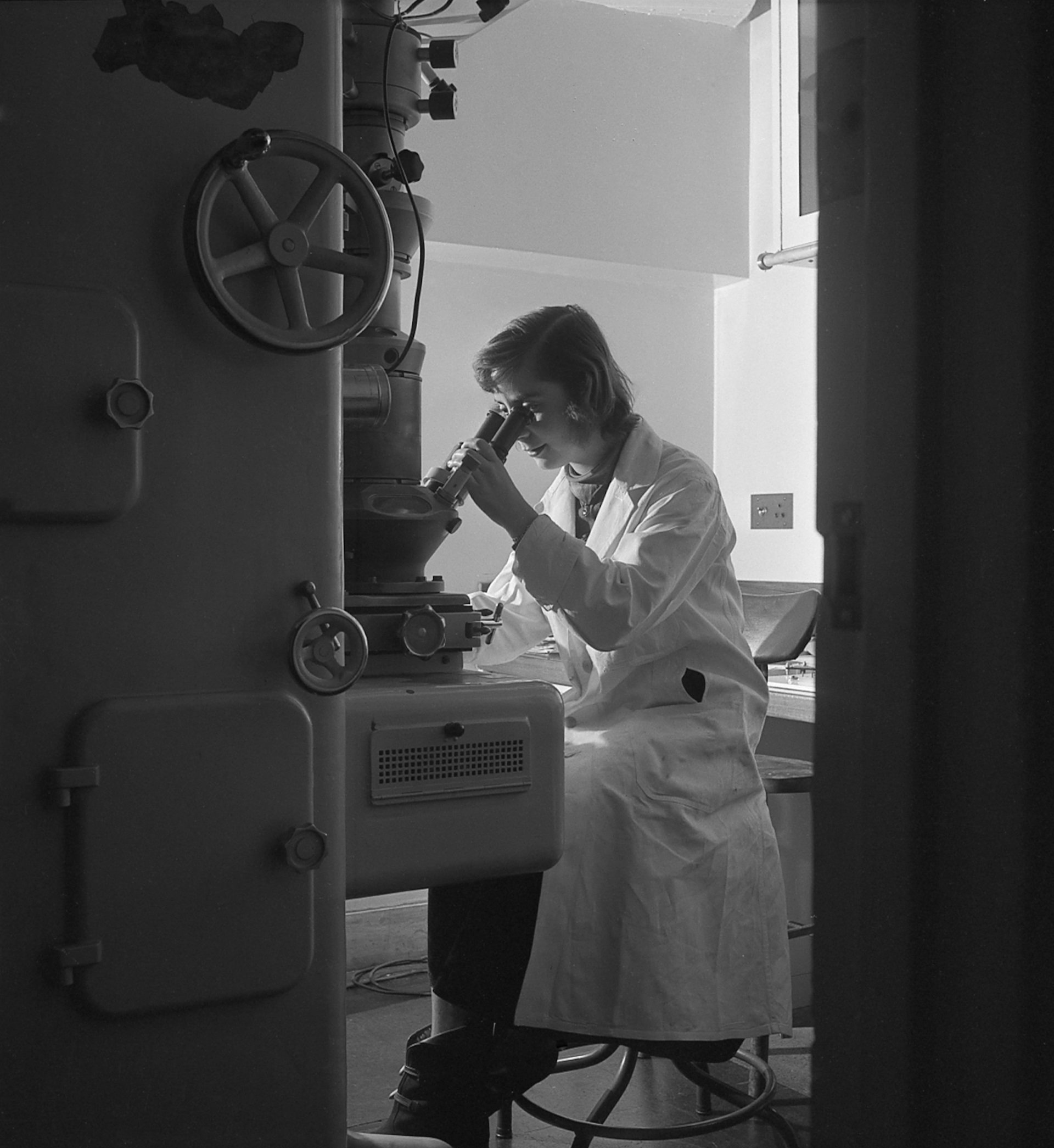Researcher looks in a electron microscope